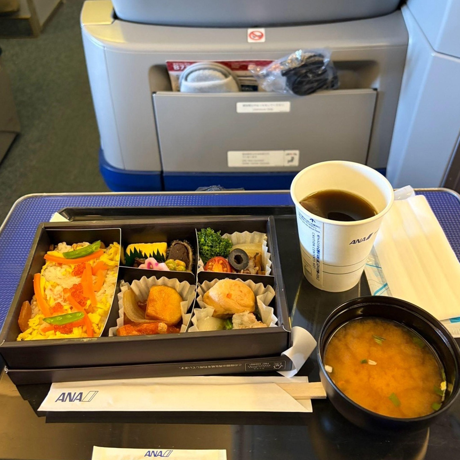 飛行機の座席で提供された食事と飲み物