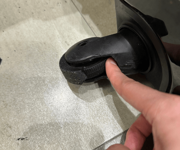 スーツケースの壊れた車輪